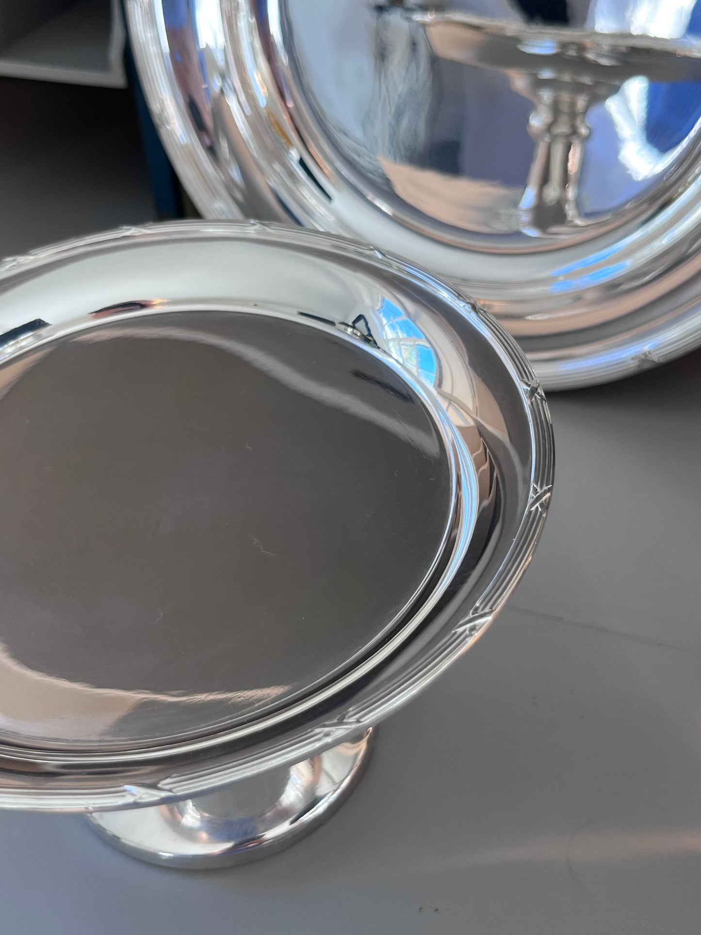 Hôtel Silver - Vintage Ribbon & Reed Pedestal Cake Stand