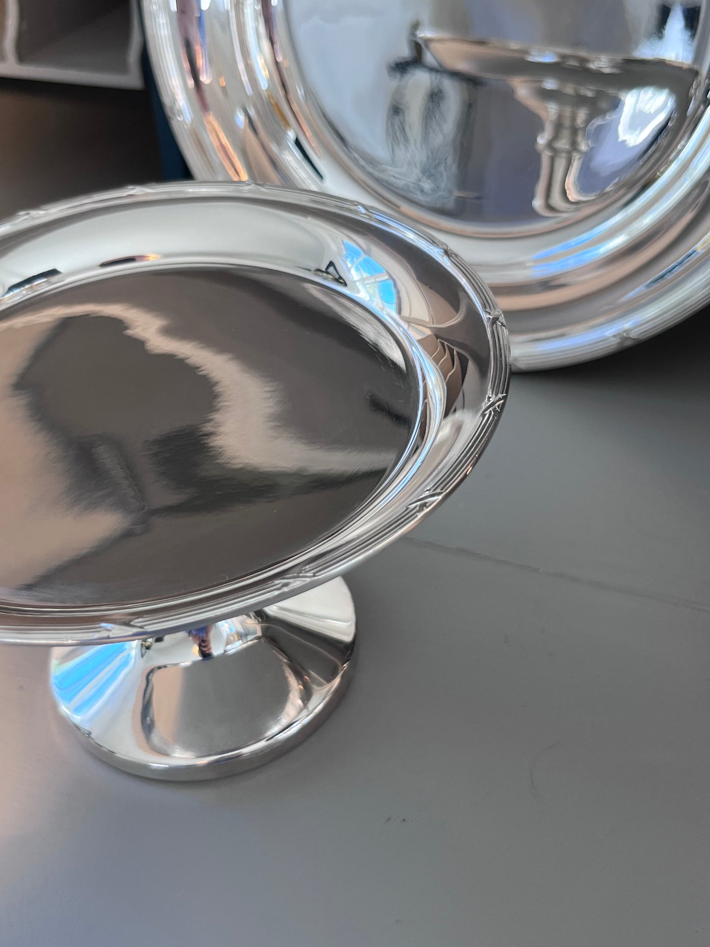Hôtel Silver - Vintage Ribbon & Reed Pedestal Cake Stand