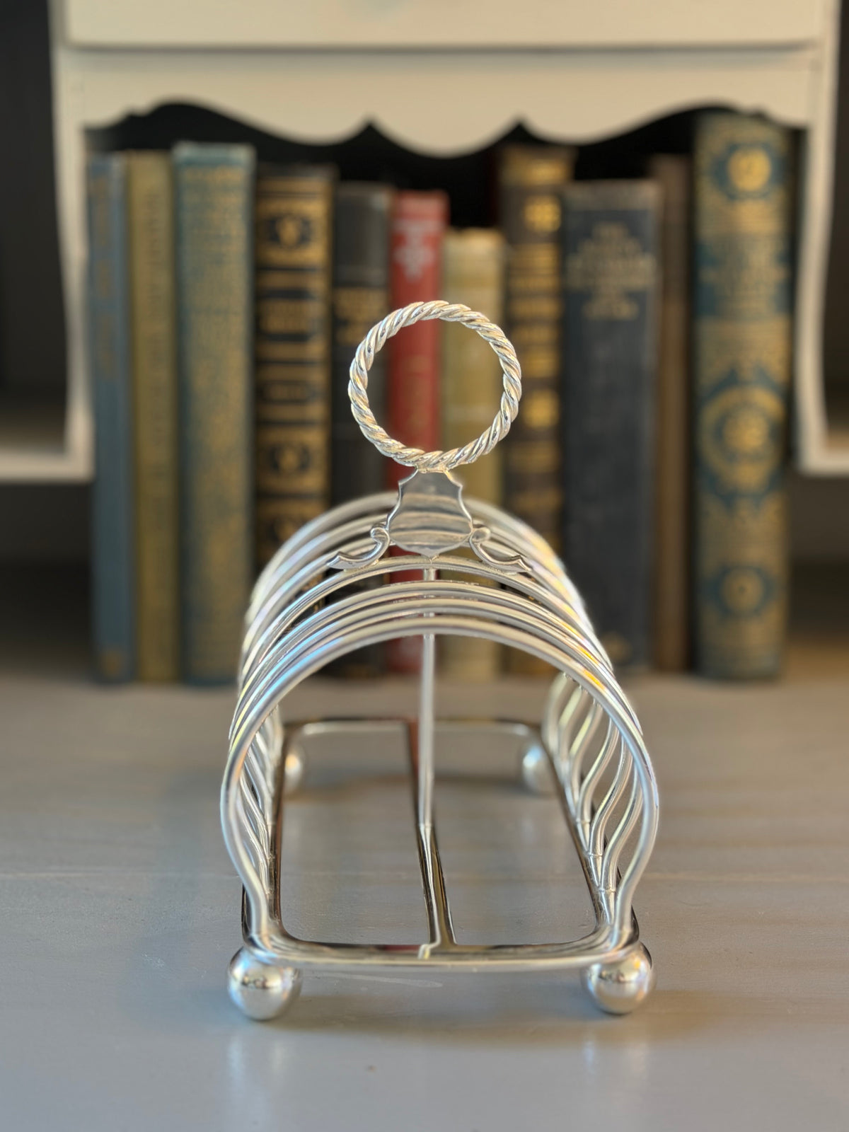 Hôtel Silver - Vintage Rope Handle Toast Rack, Grand 6-Slice With Ball Feet